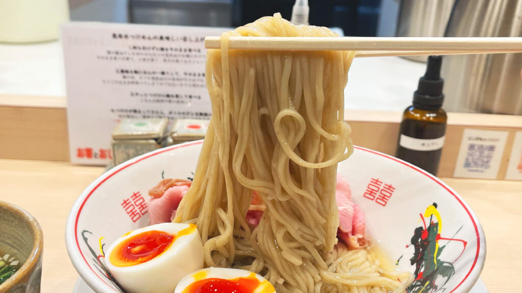 金龍の鰹昆布水つけ麺の麺リフト