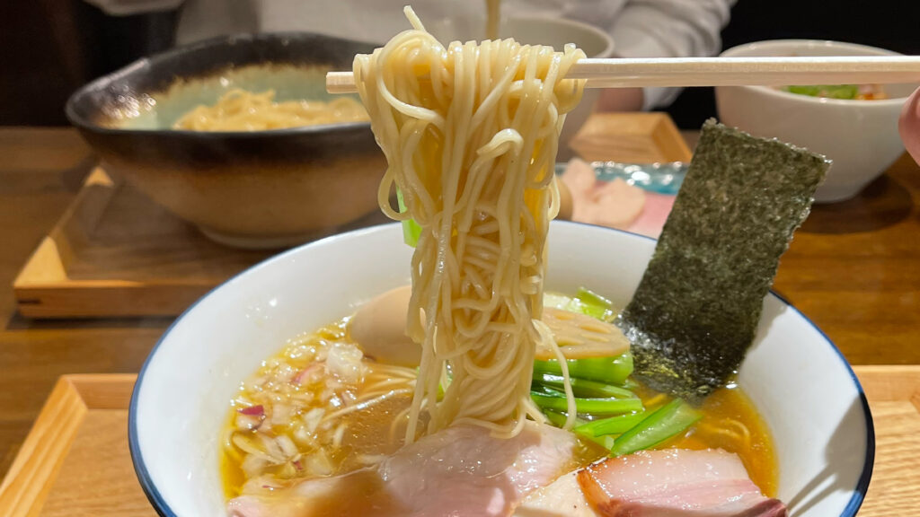スープとの相性ばっちりの細麺